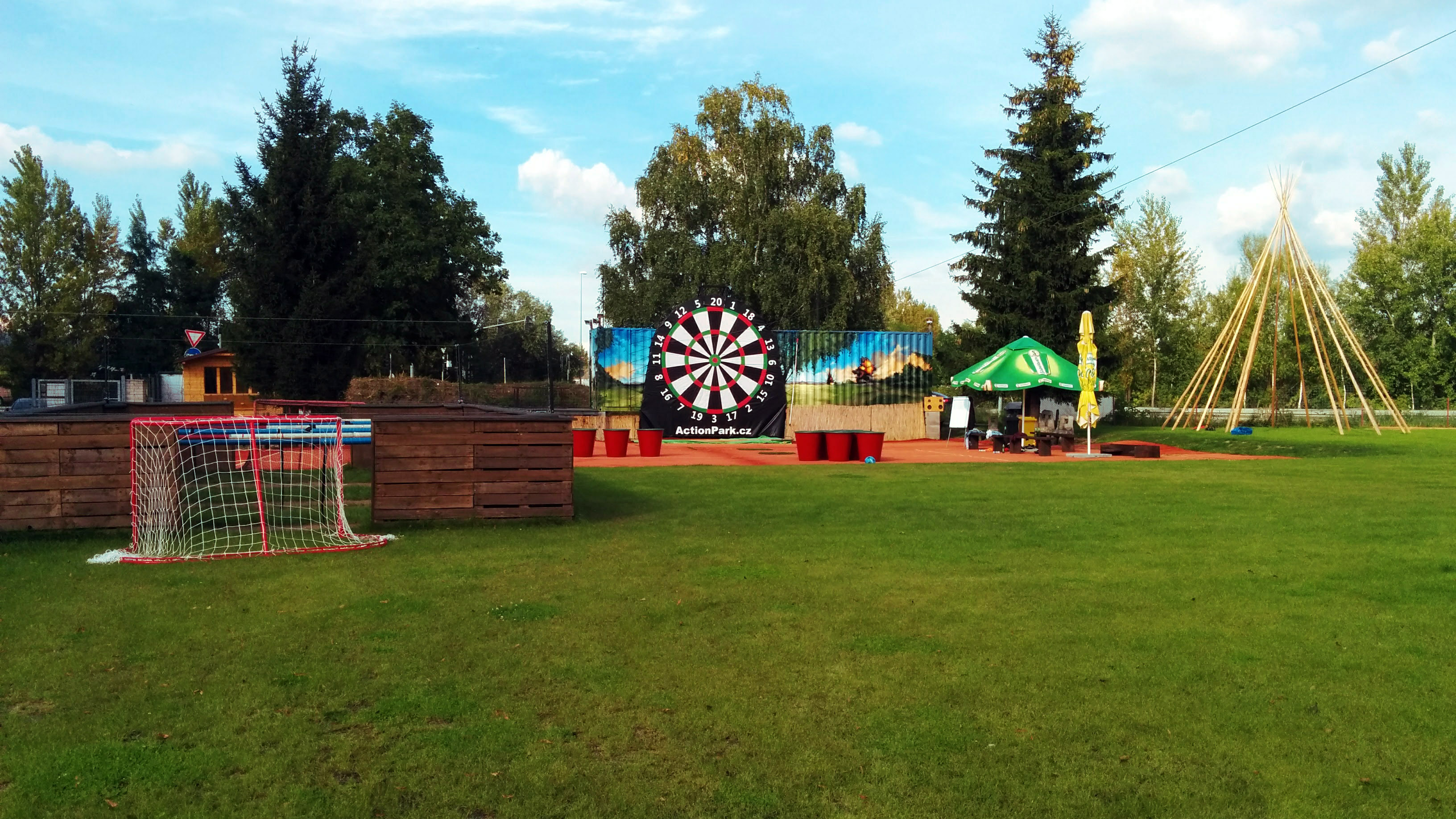 lidský fotbal, šipky a týpí.jpg